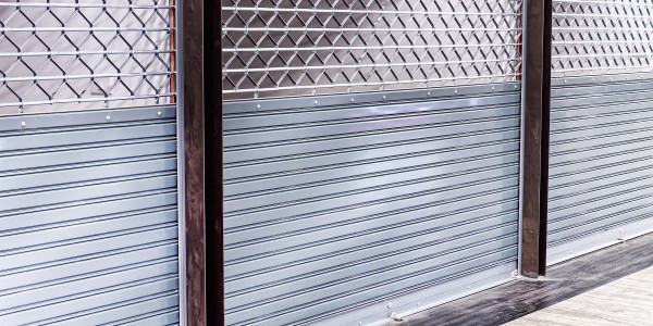 Reformas Integrales de Tiendas y Locales  Comerciales Deltebre · Instalación de  Ventanas y Persianas Comerciales